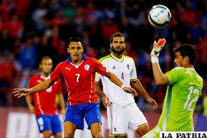 Una acción del partido donde cayó Venezuela ante Chile (5-0)