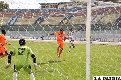 Una acción del juego donde Ramiro Castillo fue superior a Oruro Royal