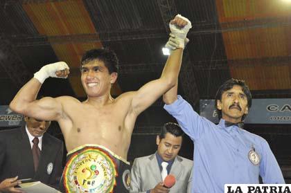 Brayan “El Fénix” Colque con el cinturón de campeón
