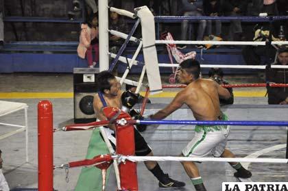 Leonardo “Roky” Choque arrincona contra las cuerdas a Vladimir “El Niño” Gómez