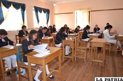 Estudiantes del Anglo Americano durante la prueba avanzada de inglés