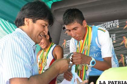 El Presidente Morales entrega el premio a Toroya