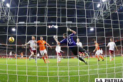Holanda - Letonia. Gol de Robin van Persie