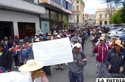 Comunarios piden justicia y amenazan con asumir medidas