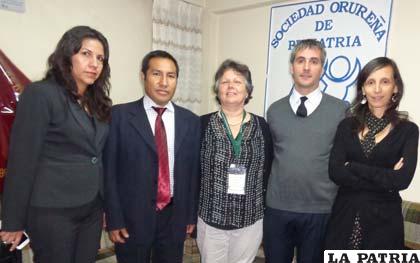 Los tres médicos chilenos (izq.) junto a dos ejecutivos de la Sociedad Orureña de Pediatría (der.)