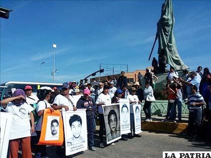 Familiares y compañeros de los 43 estudiantes desaparecidos, a su llegada a Oaxaca