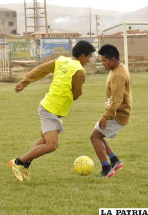 Verduguéz y Huanca en la disputa de la pelota