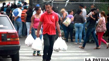 Una de las consecuencias de la falta de dólares en Venezuela es la escasez de productos