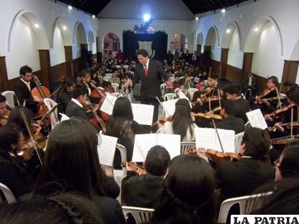 Orquesta Filarmónica de Oruro en el salón “Libertad”