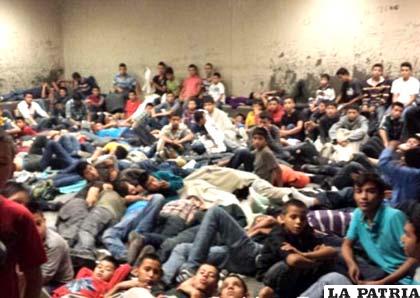 Jóvenes y niños migrantes hacinados en cárceles de la frontera con México