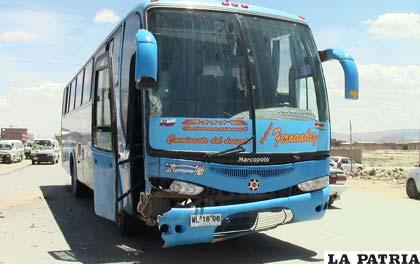 Bus de la empresa “Fernández” protagonizó un hecho de tránsito