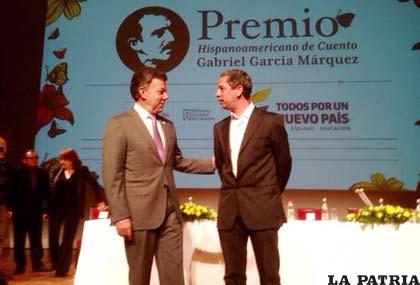 El presidente colombiano Juan Manuel Santos y el escritor argentino Guillermo Martínez