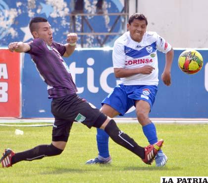 Rioja y Reyes en la disputa de la pelota