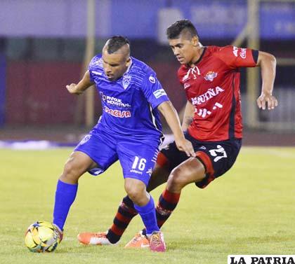 Ovejero y Díaz disputan la pelota