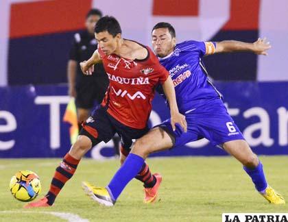Zampiery y Gómez en el afán de hacerse del balón