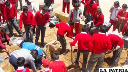 Estudiantes de la U.E. María de Nazareth trabajando en su iniciativa educativa