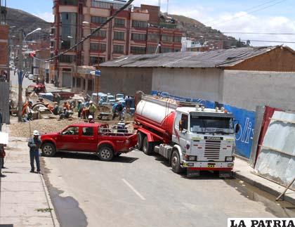 El tráfico vehicular en ésta calle fue suspendido mientras se ejecutaba la obra