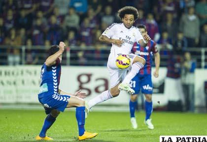 Marcelo, de Real Madrid, intenta dominar la pelota