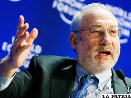 JOSEPH STIGLITZ - Profesor de la Universidad de Columbia y Premio Nobel de Economía
La extrema desigualdad en términos de renta y riqueza que existe actualmente en gran parte del mundo es perjudicial para nuestra economía y nuestra sociedad, y socava nuestra política. Si bien esta situación debería preocuparnos a todos, lo cierto es que son las personas más pobres quienes más la sufren: no sólo sus vidas se ven afectadas por una gran inequidad, sino que también carecen, en gran medida, de igualdad de oportunidades.