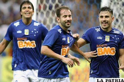Festejan la victoria los jugadores del Cruzeiro