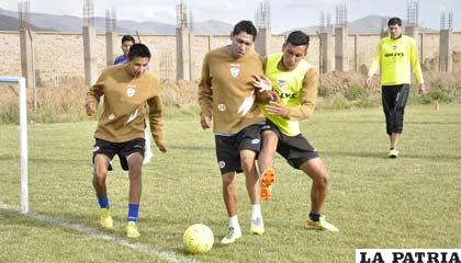 Puma y Valverde en la disputa del balón