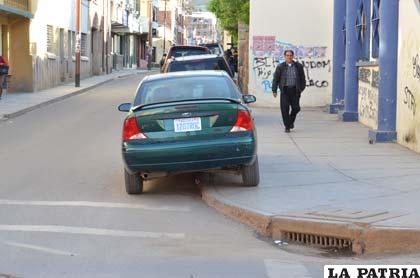 El conductor estacionó mal su vehículo en las calles Camacho y Adolfo Mier
