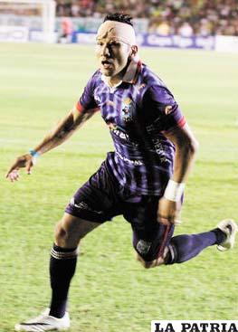 Salinas hizo doblete en el clásico cruceño