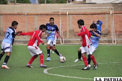 Una acción del partido entre Saavedra y Rosario Central