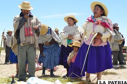Comunarios de la Nación Uru del Lago Poopó consternados por su situación 