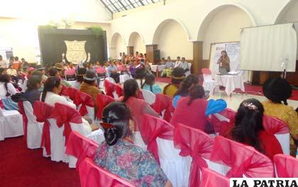 Alcaldesa Rossío Pimentel expuso programas en encuentro de mujeres ediles
