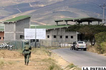 Miembros de la Guardia Nacional hacen guardia en la cárcel de Uribana en Barquisimeto, 250 km al suroeste de Caracas