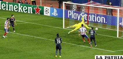Mario Mandzukic anota el 2-0 para el Atlético de Madrid