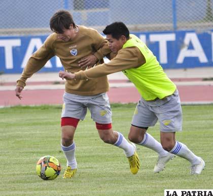 Bustamante disputa el balón con Torrico