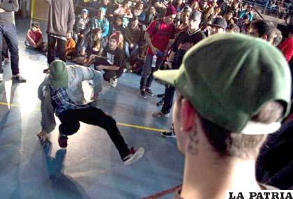 Jóvenes bailan el hip hop en las calles
