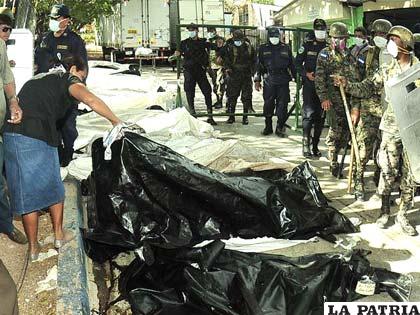 Policía mexicana resguarda los once cuerpos que fueron encontrados