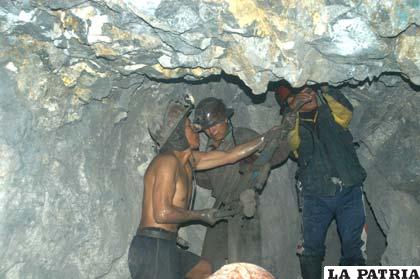 El sector de la minería estatal es el más vulnerable con la caída en el precio de los minerales