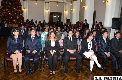 Bachilleres destacados que recibieron 1.000 bolivianos por su esfuerzo