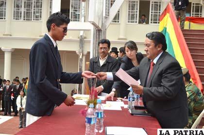 Mejores estudiantes recibieron 1.000 bolivianos del gobierno