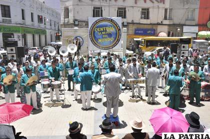 Durante la retreta en homenaje a los 90 años de la Fraternidad Morenada Central Oruro