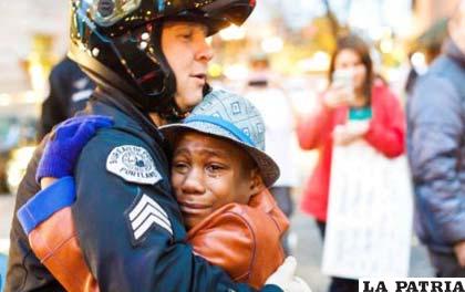 El abrazo del policía y del adolescente negro que conmueve al mundo