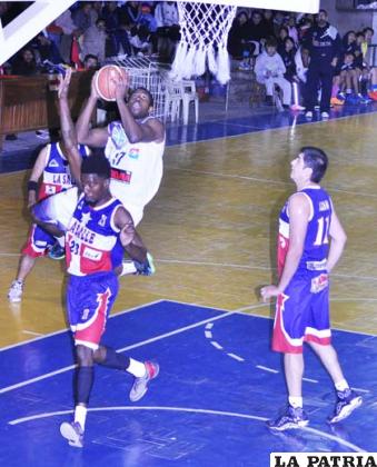 Darnell Evans en el lanzamiento