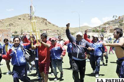 Vuelta olímpica del equipo de Comteco que se consagró campeón 