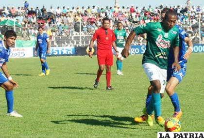 Quiñones, de Petrolero, con el dominio de la pelota