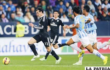 Gareth Bale escapa con balón dominado