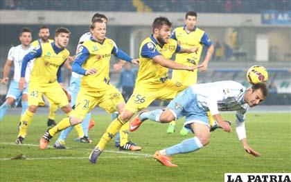 Una acción del partido entre Lazio y Chievo Verona que terminó empatado 0-0