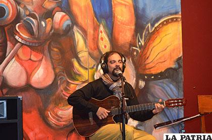 El cantautor Raúl Ibarnegaray en el cierre del ciclo de cantautores