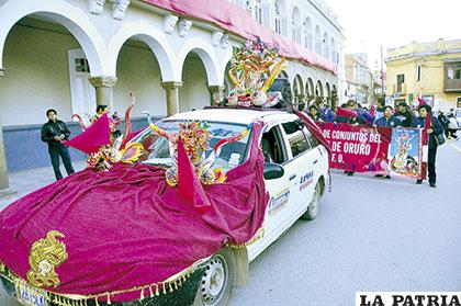 La ACFO también presentó un carro alegórico del Carnaval
