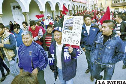 Los hinchas de San José demandando que no rematen la sede del club