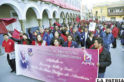 Periodistas independientes bien uniformados le rindieron su homenaje a Oruro