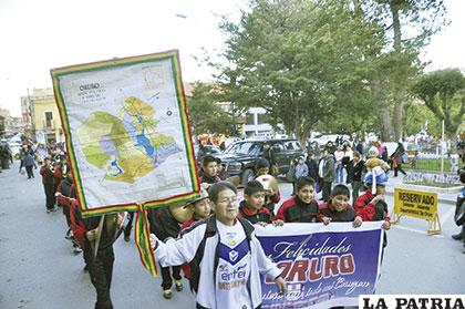 Orureños con el mapa de Oruro piden a las autoridades defender el territorio de los avasallamientos